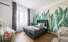 Luxy Central Spacious & Cozy Residence With Balcony